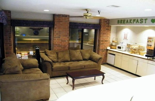 Mexico Hotel | Capital O Amerihost Inn and Suites Mexico Hwy 54 MO