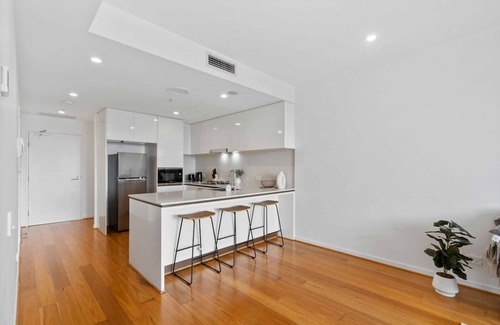 Newstead Apartment | Capri - Executive 1BR in Fortitude Valley plus parking