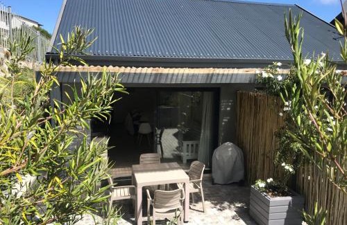 Robberg Beach Apartment | Capricorn Studio Two - 150m to Solar Beach, Patio & Braai, Wifi, DSTV & Netflix