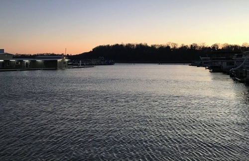 Burnside House | Captain's Quarters Dockside. You can walk to Lake, Burnside Marina & Cole Park.