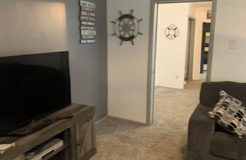 Burnside House | Captain's Quarters Dockside. You can walk to Lake, Burnside Marina & Cole Park.