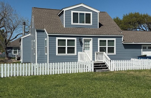 Rockport House | Captain Vic's a historic home 3 blks from the beach and 2 blks from Downtown