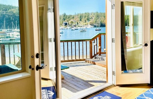Deer Harbor House | CAPTAINS QUARTERS - PRIVATE, STEPS FROM THE BEACH