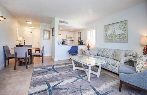Captiva House | Captiva Resort Villas 3224 Cozy King Condo Steps from the Sand & Pool.