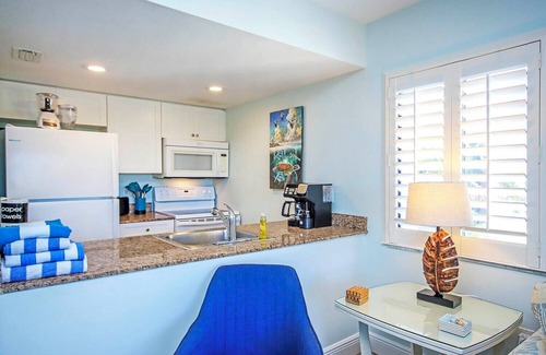 Captiva House | Captiva Resort Villas 3224 Cozy King Condo Steps from the Sand & Pool.