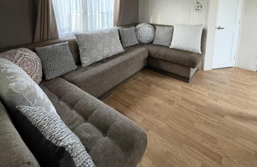 Clacton-on-Sea House | Caravan - Sleeps 10 - Pet friendly - Parking