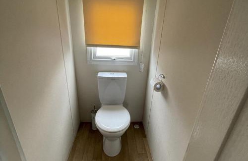 Clacton-on-Sea House | Caravan - Sleeps 10 - Pet friendly - Parking