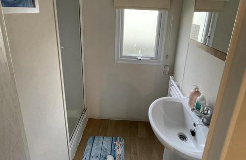Clacton-on-Sea House | Caravan - Sleeps 10 - Pet friendly - Parking