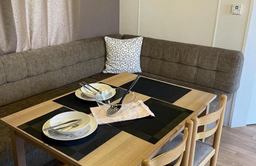 Clacton-on-Sea House | Caravan - Sleeps 10 - Pet friendly - Parking