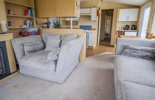 Clacton-on-Sea House | Caravan with decking and free WiFi at Seawick Holiday Park ref 27359S