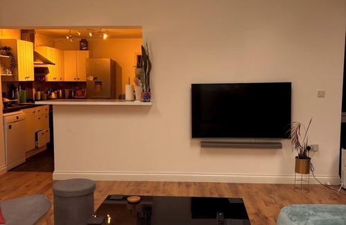 Atlantic Wharf House | Cardiff Central 3-bed Home | Parking | Garden Pool Table