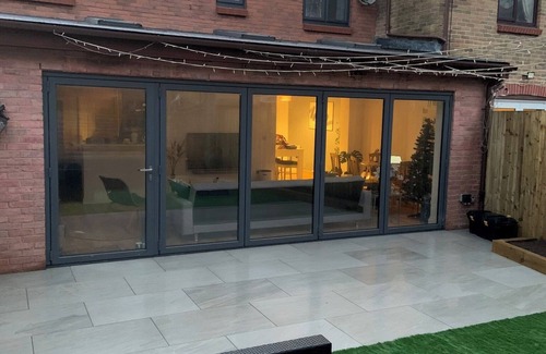 Atlantic Wharf House | Cardiff Central 3-bed Home | Parking | Garden Pool Table