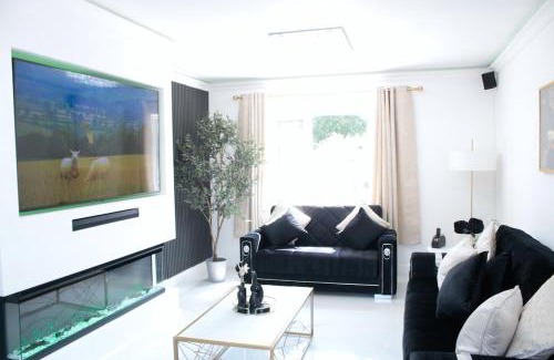 Fairwater House | Cardiff - Sleep 7- Hot tub, Sauna