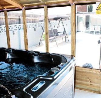 Fairwater House | Cardiff - Sleep 7- Hot tub, Sauna