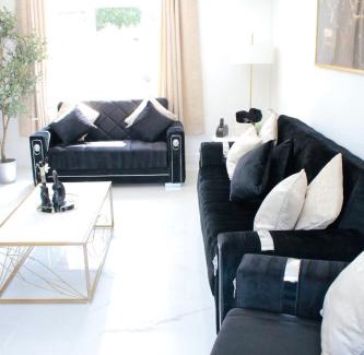 Fairwater House | Cardiff - Sleep 7- Hot tub, Sauna