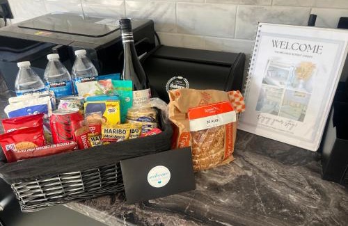 Fairwater House | Cardiff - Sleep 7- Hot tub, Sauna