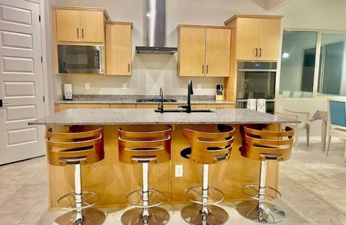 Glendale Apartment | Cardinal Stadium Functional Luxury Getaway