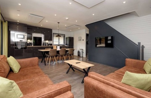 Looe Cabin | Cardinham Lodge 3 bedroom - max 6 occ - VP4