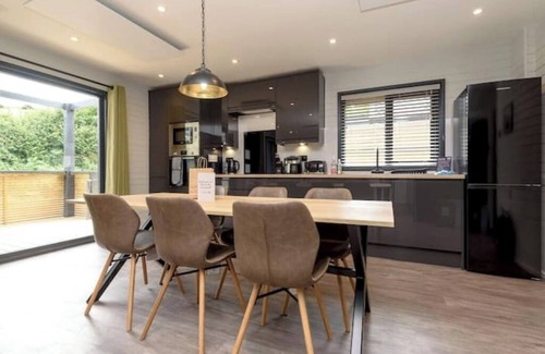 Looe Cabin | Cardinham Lodge 3 bedroom - max 6 occ - VP4