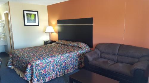 Flatonia Hotel | Carefree Inn Flatonia