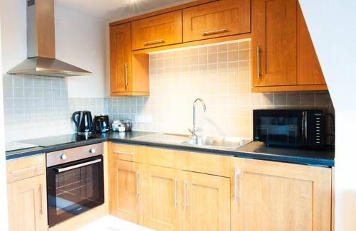 Burton on Trent Apartment | Caribou Suite-Bright & Spacious 2-Bed | Gated Parking | Close to City & Hospital