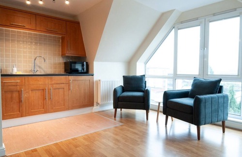 Burton on Trent Apartment | Caribou Suite-Bright & Spacious 2-Bed | Gated Parking | Close to City & Hospital