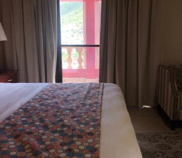 Cole Bay Hotel | Carl's Unique Inn & Conference Facilities