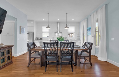 Hoyt House | CARLTON LANDING! 3-Porches, Partial lake views, Putting green and Fire pit.