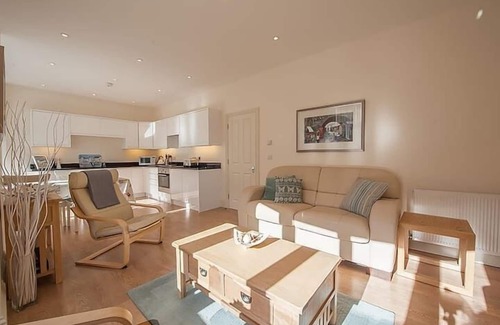 Broadstairs Apartment | Carlton Lodge - Private parking and central location