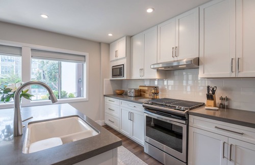 Golden Rectangle Apartment | Carmel-By-The-Sea Two King Bedroom en-suite Bath Rental in Town