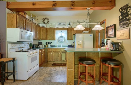 Carbon Hill Cabin | Carp's Cabin: 2 bedroom budget-friendly, modern farmhouse w/hot tub, NO WIFI