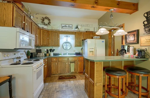 Carbon Hill Cabin | Carp's Cabin: 2 bedroom budget-friendly, modern farmhouse w/hot tub, NO WIFI