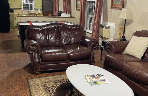 Hartsfield Cabin | Carriage House - Cabin Ensuite