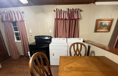 Hartsfield Cabin | Carriage House - Cabin Ensuite