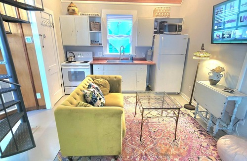 Historic Downtown Savannah Cottage | Carriage House, Forsyth Park, Pet friendly, private courtyard 🩷