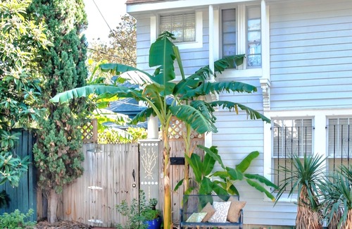 Historic Downtown Savannah Cottage | Carriage House, Forsyth Park, Pet friendly, private courtyard 🩷