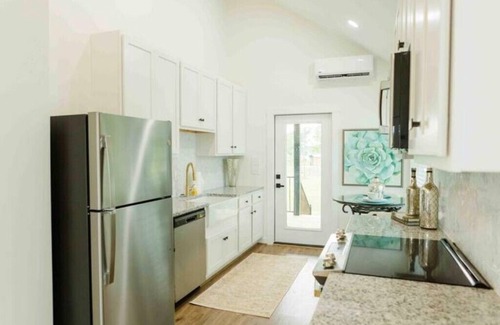 Lincoln Cottage | Carriage House: Stylish Lakefront 1BR Cottage