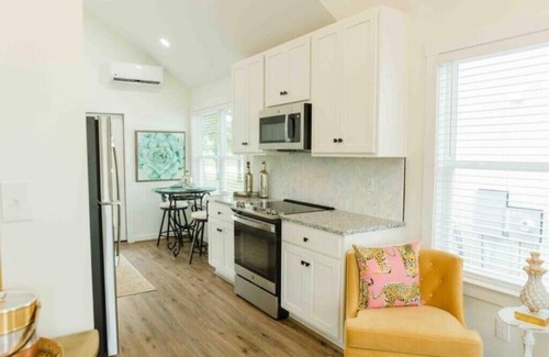 Lincoln Cottage | Carriage House: Stylish Lakefront 1BR Cottage