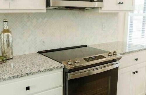 Lincoln Cottage | Carriage House: Stylish Lakefront 1BR Cottage