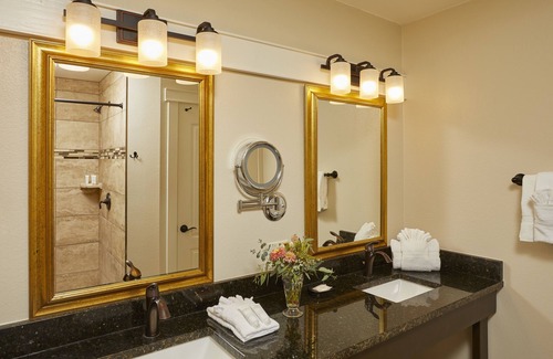 Johnson City Hotel | Carter Creek Winery Resort & Spa