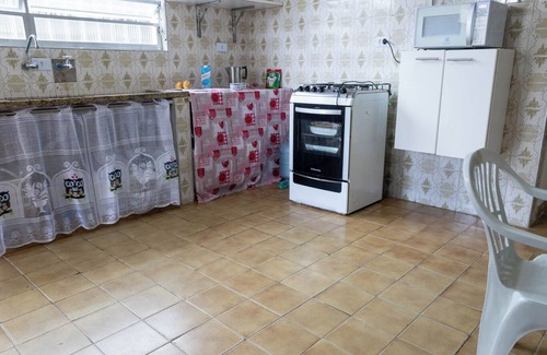Mongagua Ski Chalet | Casa a 600m do mar com garagem e pet friendly