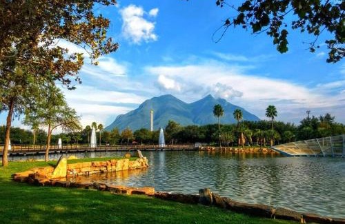 Guadalupe House | Casa alberca cerca de todo. zona pastora. cochera