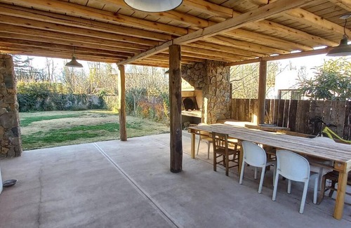 Maipu House | Casa alegre con chimenea interior