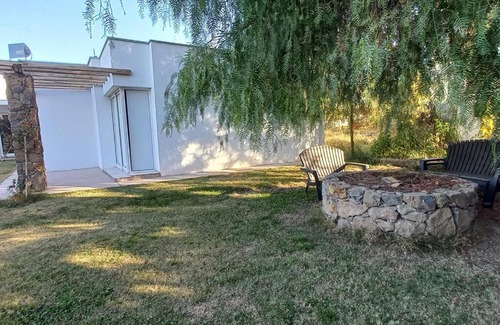 Maipu House | Casa alegre con chimenea interior