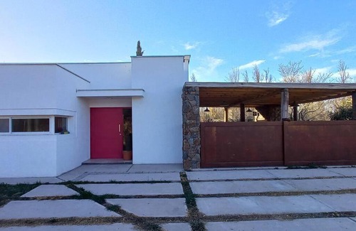 Maipu House | Casa alegre con chimenea interior