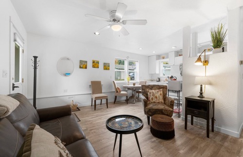 Ashland Cottage | Casa Amore Ashland~Pet-Friendly~Walkable to the Plaza, OSF, Restaurants & More