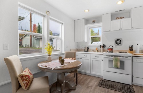 Ashland Cottage | Casa Amore Ashland~Pet-Friendly~Walkable to the Plaza, OSF, Restaurants & More