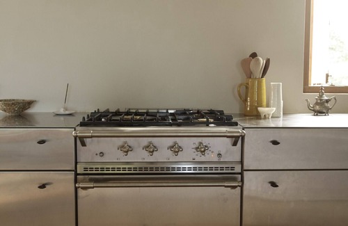 Myocum Cabin | Casa Avalon is a bespoke two bedroom cabin elevated on 11 picturesque acres.