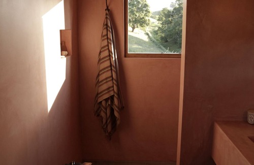 Myocum Cabin | Casa Avalon is a bespoke two bedroom cabin elevated on 11 picturesque acres.