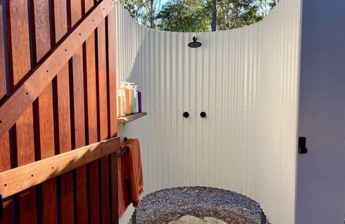 Captain Creek Cabin | Casa Azul | Off-grid Hideaway Agnes Water & 1770